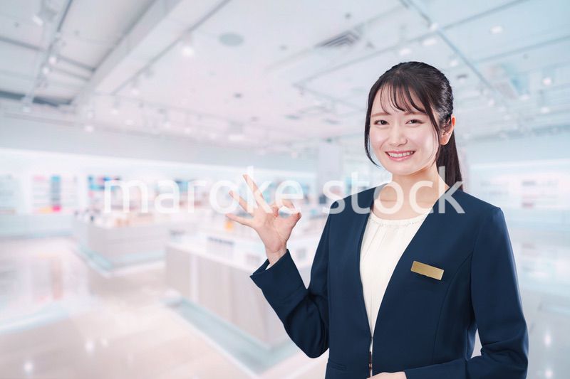 化粧品店で働く若い女性