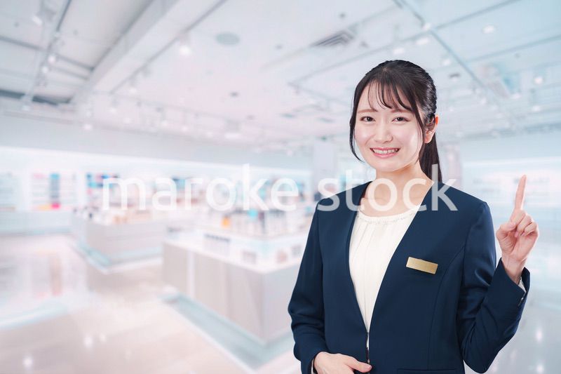 化粧品店で働く若い女性
