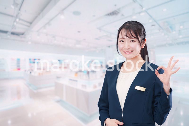 化粧品店で働く若い女性