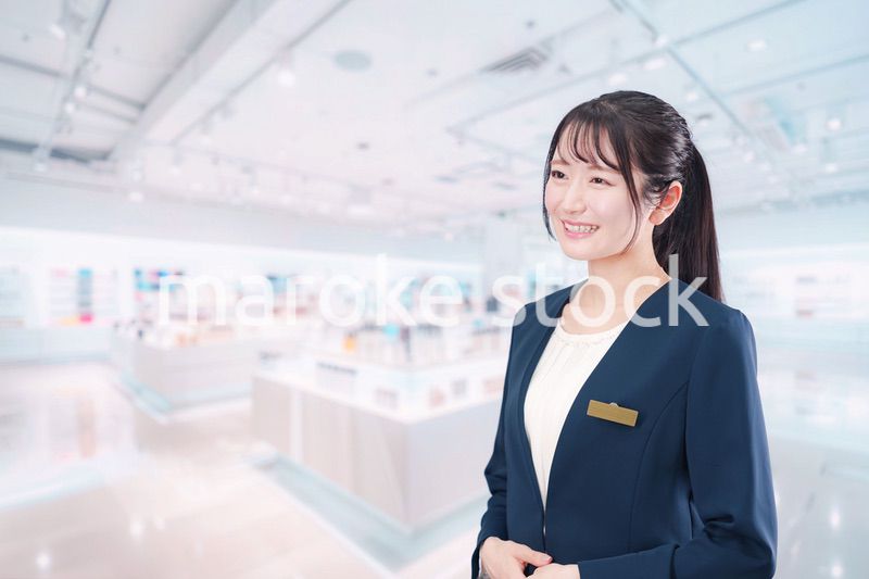 化粧品店で働く若い女性