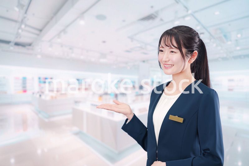 化粧品店で働く若い女性