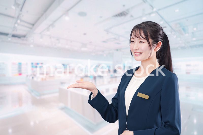 化粧品店で働く若い女性