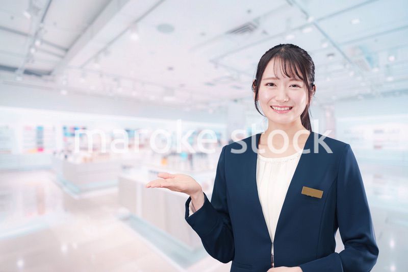 化粧品店で働く若い女性