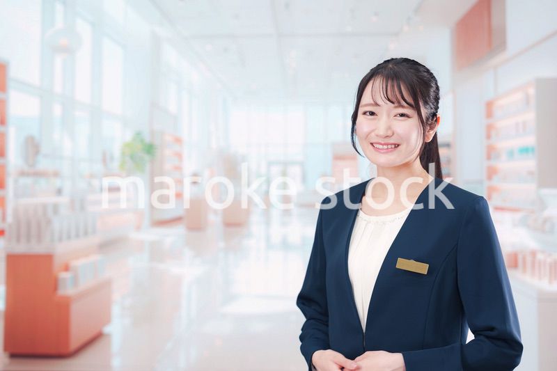 化粧品店で働く若い女性