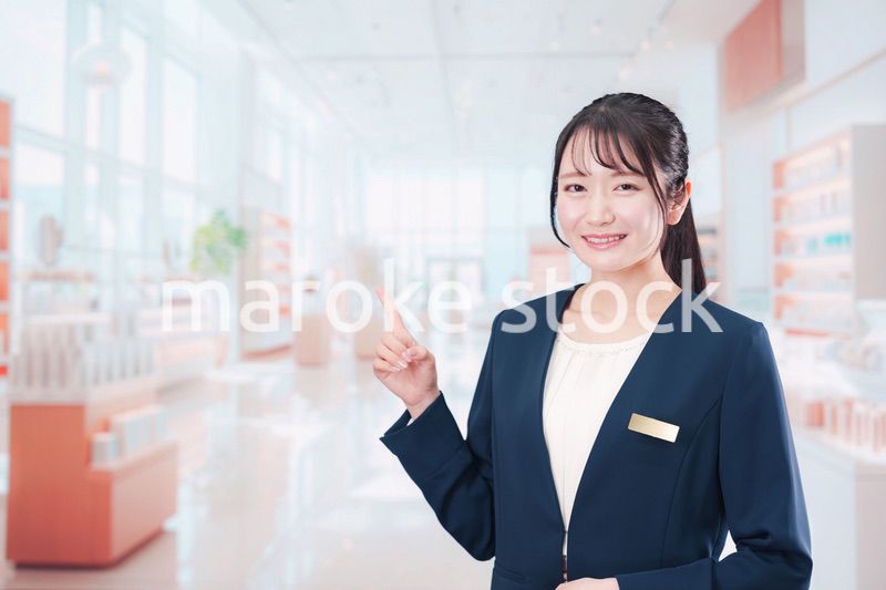 化粧品店で働く若い女性