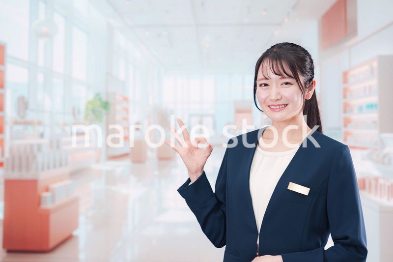化粧品店で働く若い女性