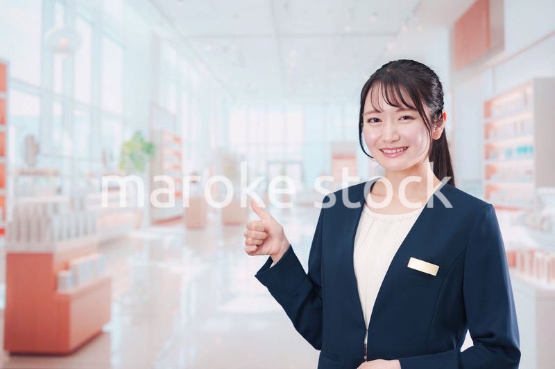 化粧品店で働く若い女性