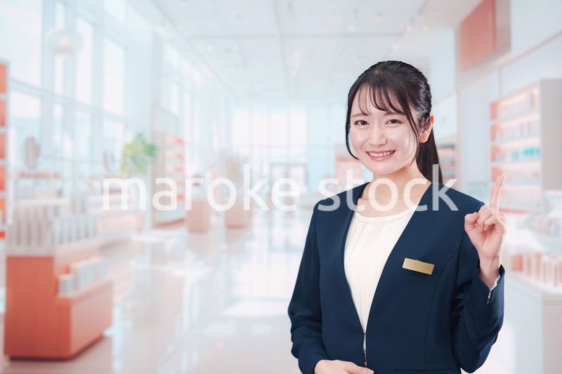 化粧品店で働く若い女性