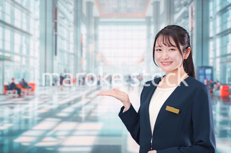 空港で働く笑顔の若い女性