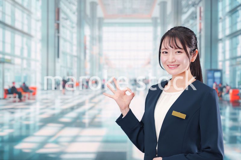 空港で働く笑顔の若い女性