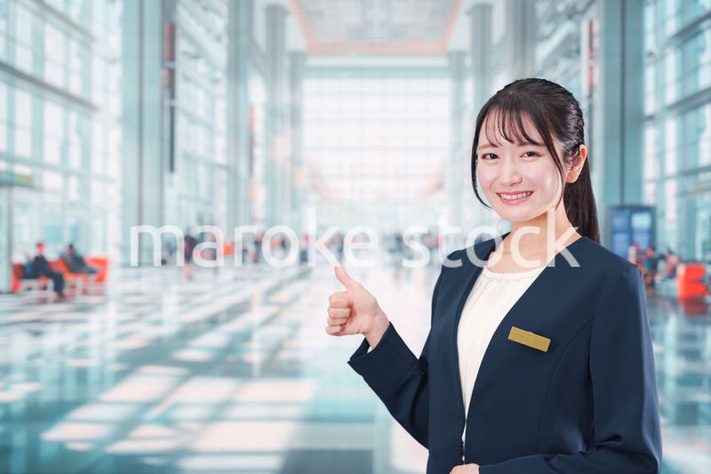 空港で働く笑顔の若い女性