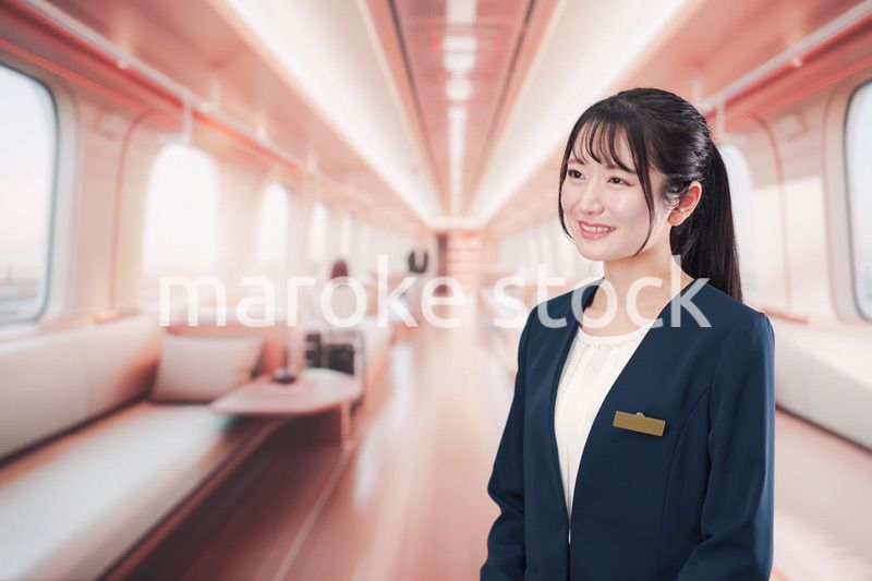 ラグジュアリーな鉄道で乗務員をする若い女性