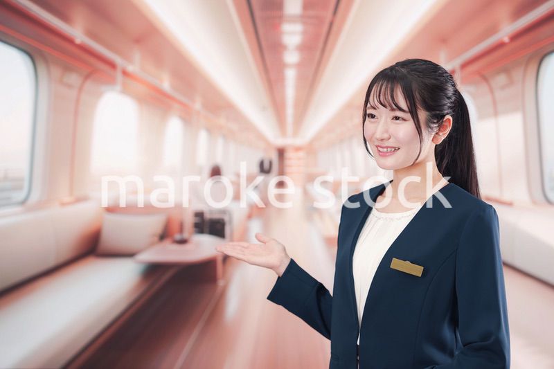 ラグジュアリーな鉄道で乗務員をする若い女性