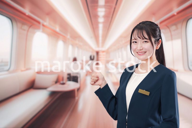 ラグジュアリーな鉄道で乗務員をする若い女性