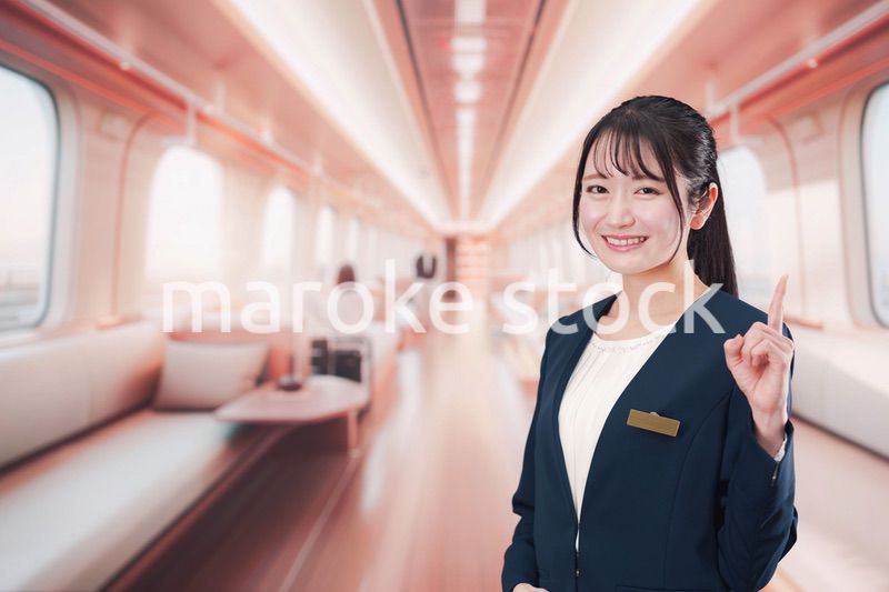 ラグジュアリーな鉄道で乗務員をする若い女性