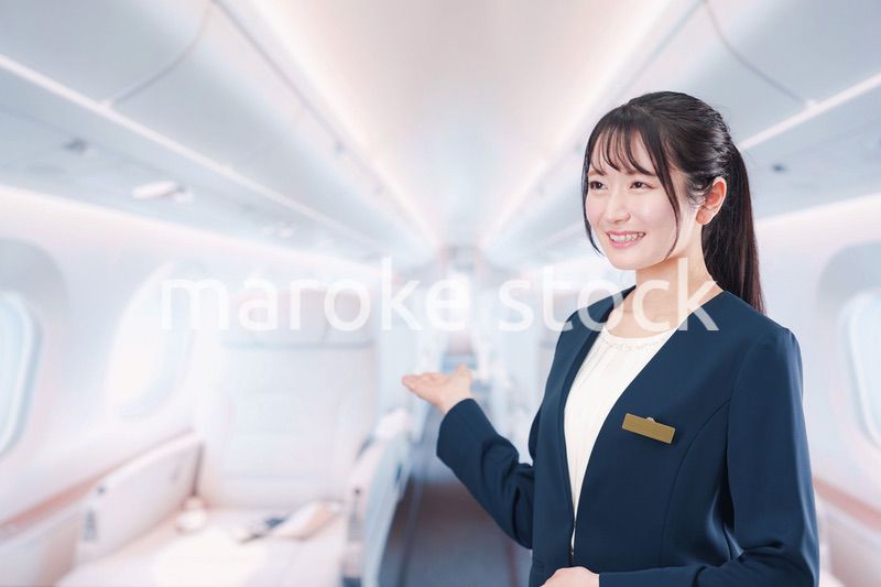 プライベートジェットのフライトアテンダントをする女性