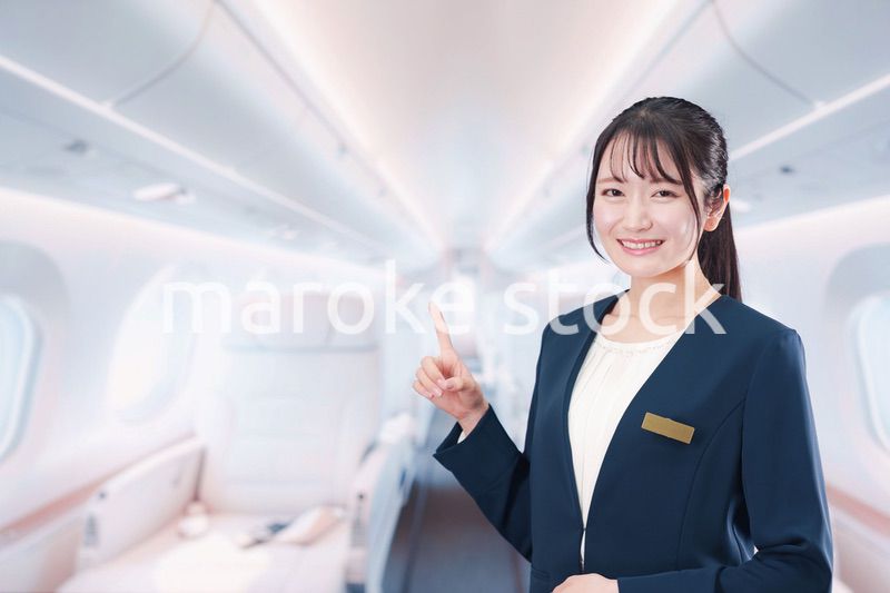 プライベートジェットのフライトアテンダントをする女性