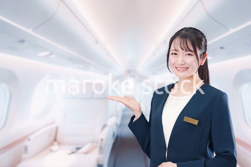プライベートジェットのフライトアテンダントをする女性