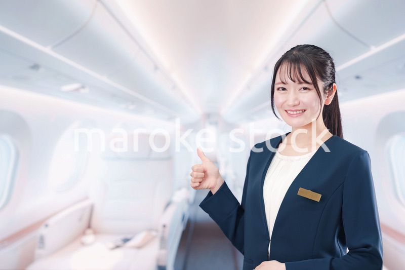 プライベートジェットのフライトアテンダントをする女性