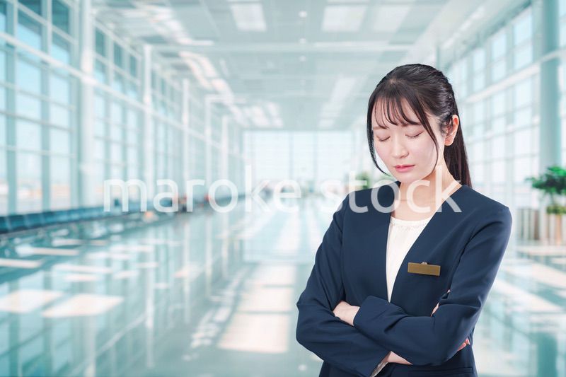 悩みを抱える空港で働く若い女性