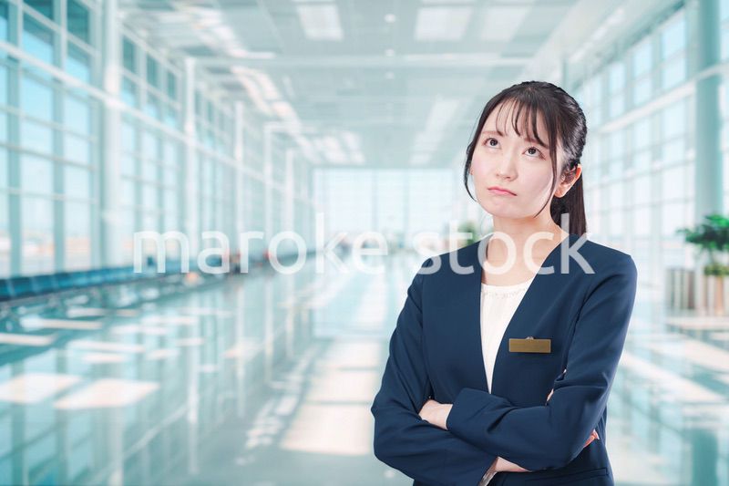 悩みを抱える空港で働く若い女性