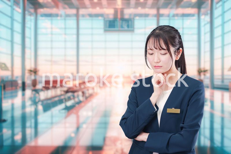 悩みを抱える空港で働く若い女性