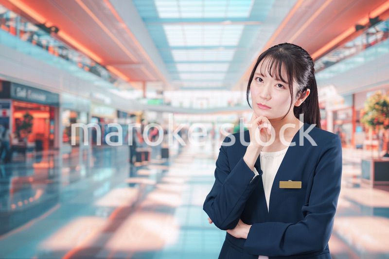 悩みを抱える空港で働く若い女性