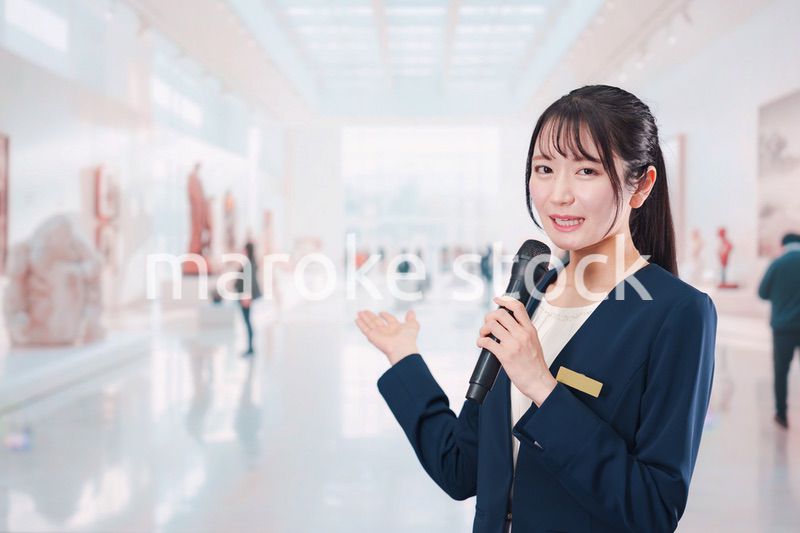 博物館で司会をする学芸員の女性