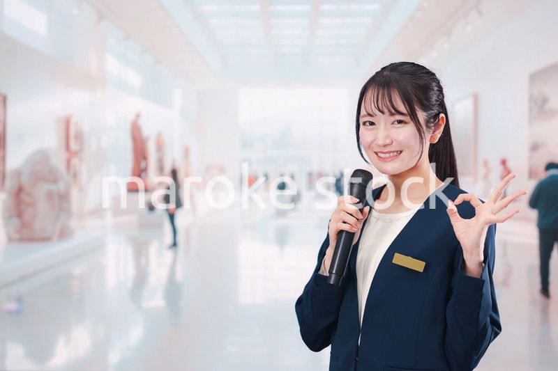 博物館で司会をする学芸員の女性