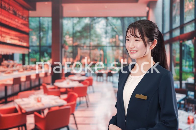 レストランで働く若い女性
