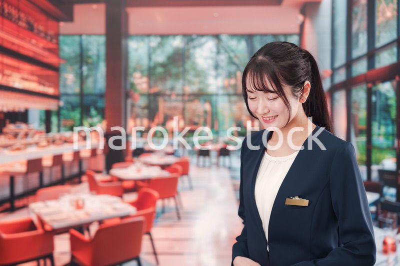 レストランで働く若い女性