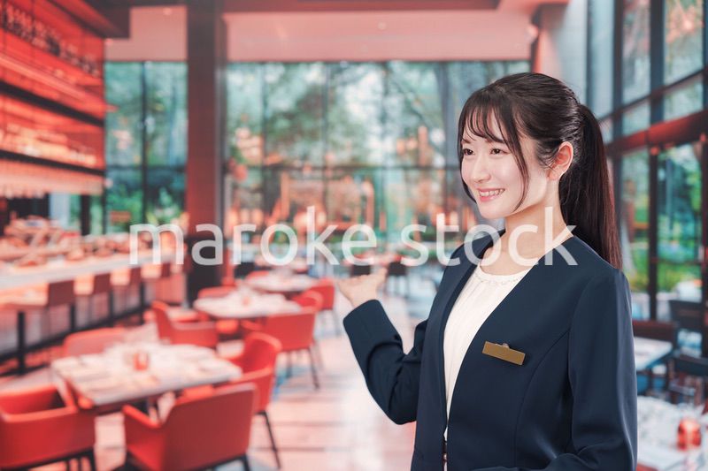 レストランで働く若い女性