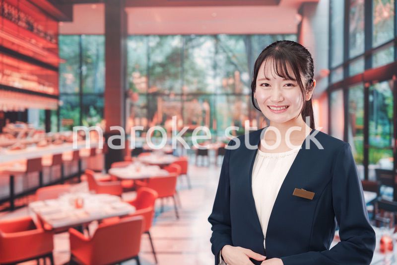 レストランで働く若い女性