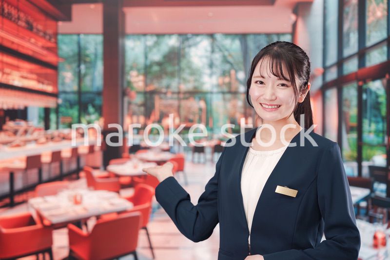 レストランで働く若い女性