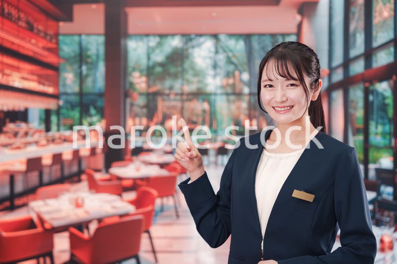 レストランで働く若い女性