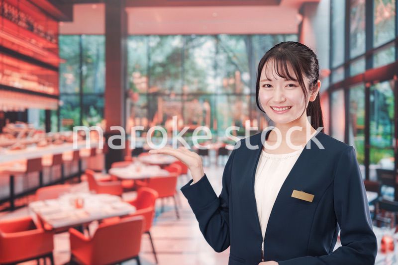 レストランで働く若い女性