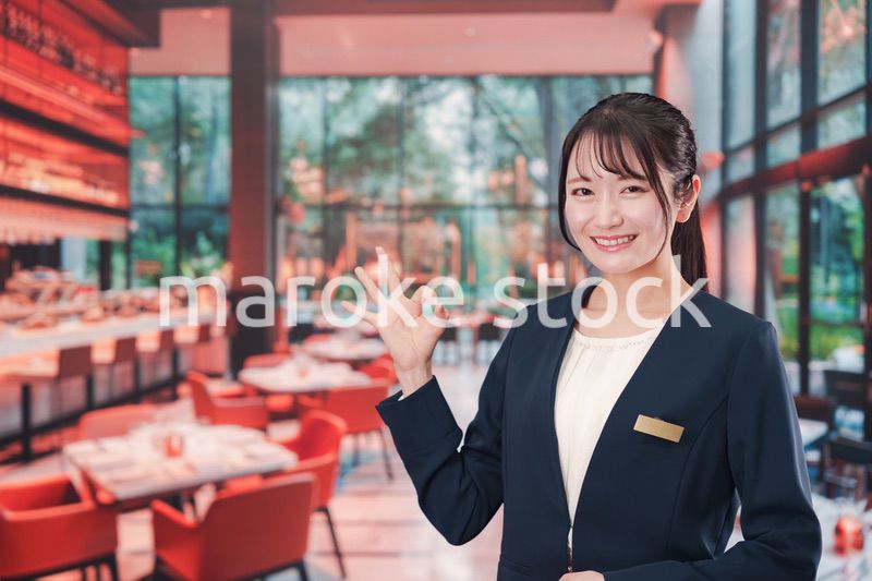 レストランで働く若い女性
