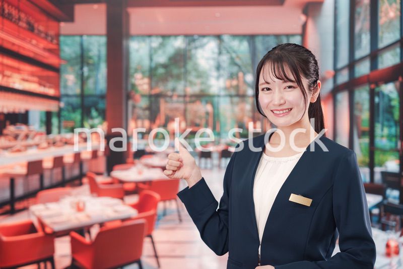 レストランで働く若い女性