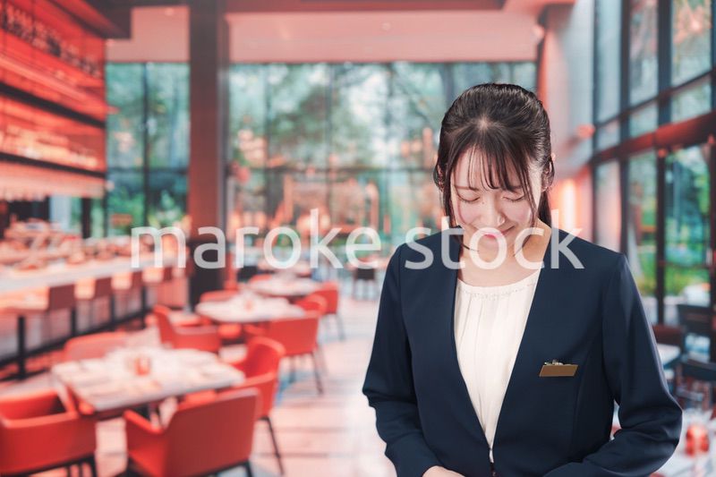 レストランで働く若い女性