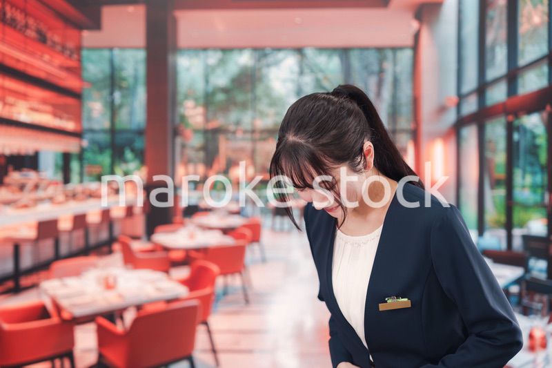 レストランで働く若い女性