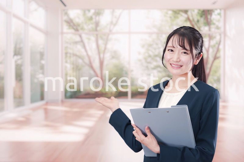 不動産の案内をするエージェントの女性