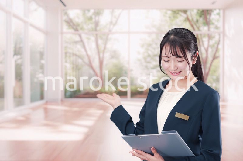 不動産の案内をするエージェントの女性