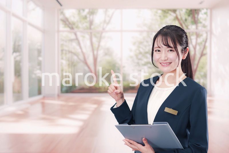 不動産の案内をするエージェントの女性
