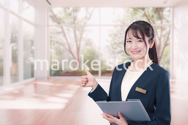 不動産の案内をするエージェントの女性