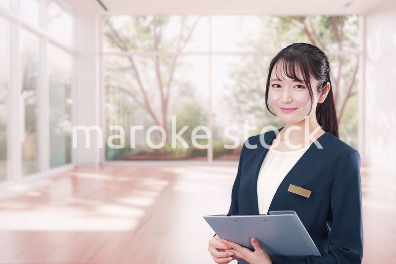 不動産の案内をするエージェントの女性