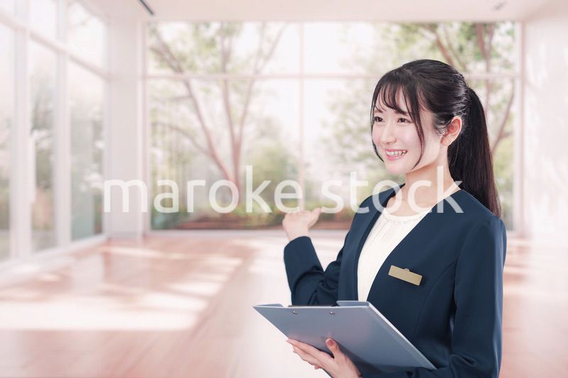 不動産の案内をするエージェントの女性