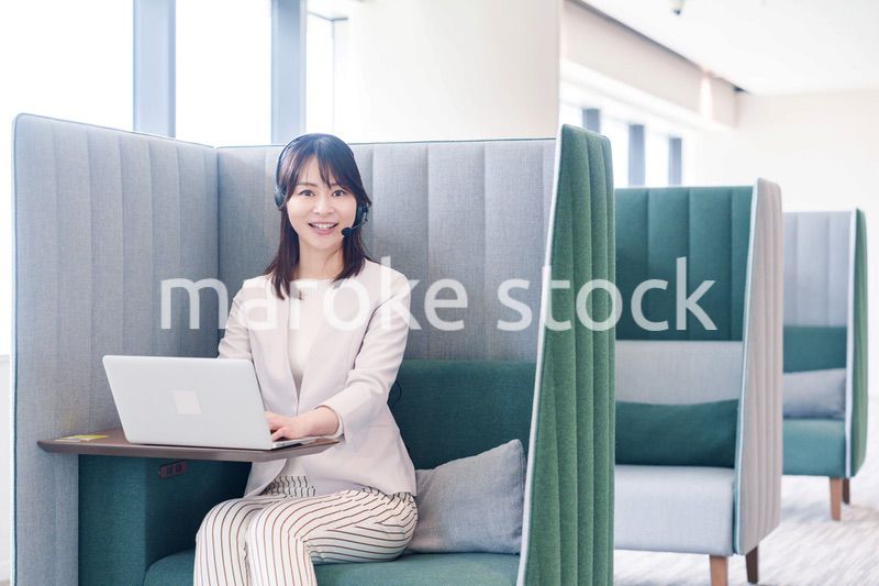 コワーキングスペースのブースで働く若い女性