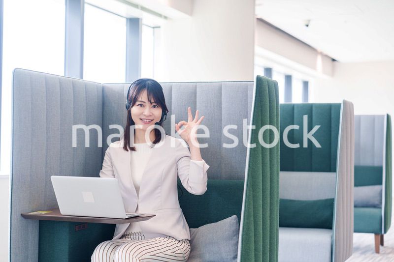 コワーキングスペースのブースで働く若い女性