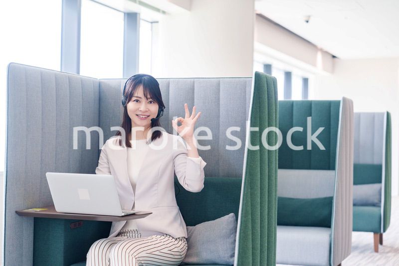 コワーキングスペースのブースで働く若い女性