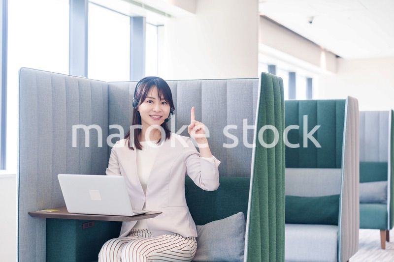 コワーキングスペースのブースで働く若い女性